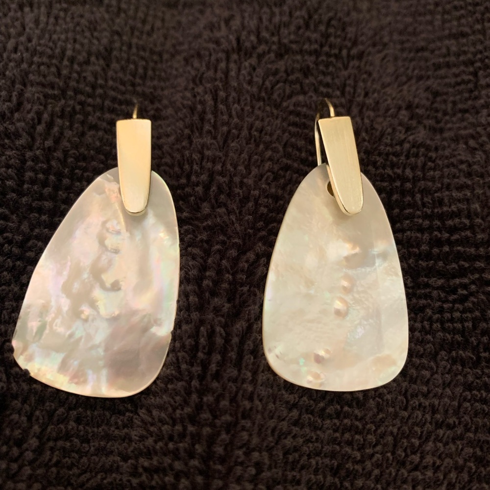 Kendra Scott Marty earrings in Ivory Mother-of-Pearl
